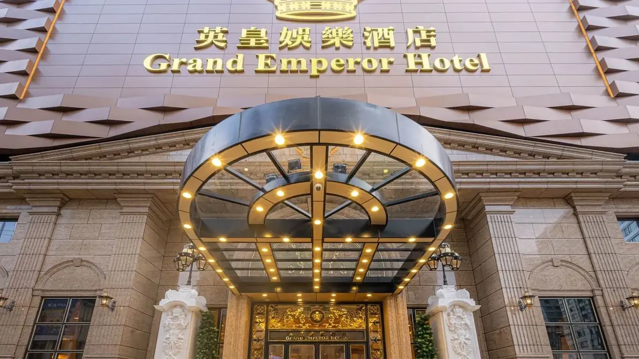 سبائك ذهبية.. فندق يقتلع قطعاً ثمينة من مدخله لبيعها بعد ارتفاع الأسعار العالمية